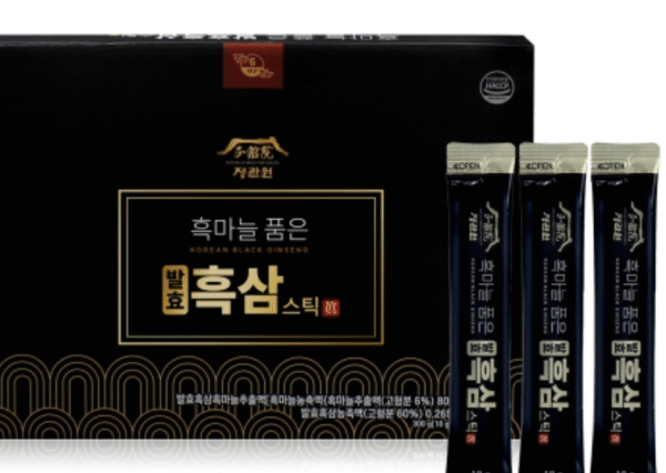 Black ginseng roots and red ginseng roots side-by-side on a wooden background
